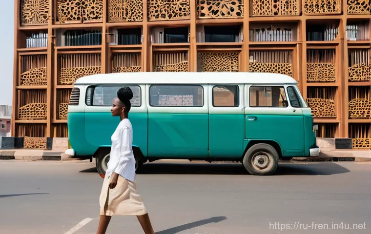 프랑스어 프랑스어와 아프리카 불어 비교 - A vibrant, bustling market scene in a warm, sun-drenched West African city. People of diverse ages a...